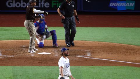 Manny Machado arroja su bate tras batear jonrón contra Clayton Kershaw.