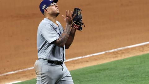 Julio Urías sale del diamante tras una notable actuación.