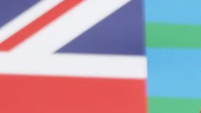 Lewis Hamilton con el trofeo del GP de Eifel.