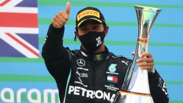 Lewis Hamilton con el trofeo del GP de Eifel.