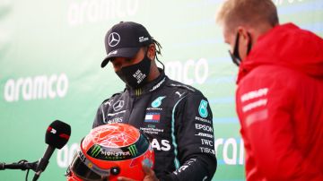 Lewis Hamilton recibió un casco de Michael Schumacher.