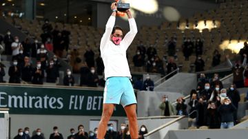 Rafael Nadal levantando el trofeo del Roland Garros.