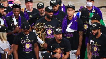 Los Lakers de Los Ángeles con el trofeo Larry O'Brien.