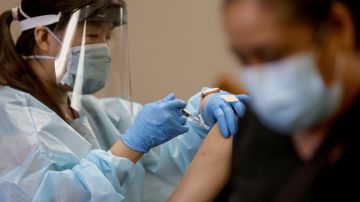 Expertos piden vacunarse contra la gripe para evitar una pandemia doble.