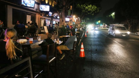 En Los Ángeles, cenar al aire libre podría convertirse en una opción permanente