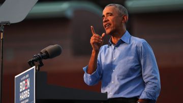 Barack Obama habló a favor del candidato presidencial demócrata Joe Biden en Filadelfia.