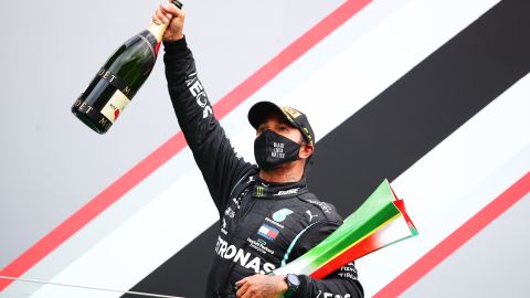 Lewis Hamilton con el trofeo del GP de Portugal.