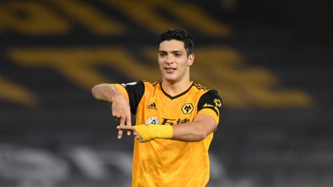 Raúl Jiménez festejando su nueva anotación con Wolverhampton.