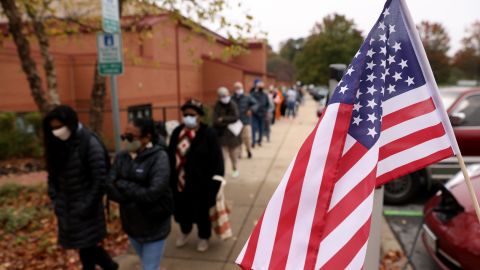 Residentes de Maryland esperan en la fila para votar.