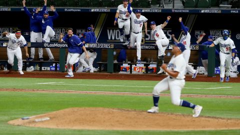 Julio Urías (der.) y todos los Dodgers festejan el título.