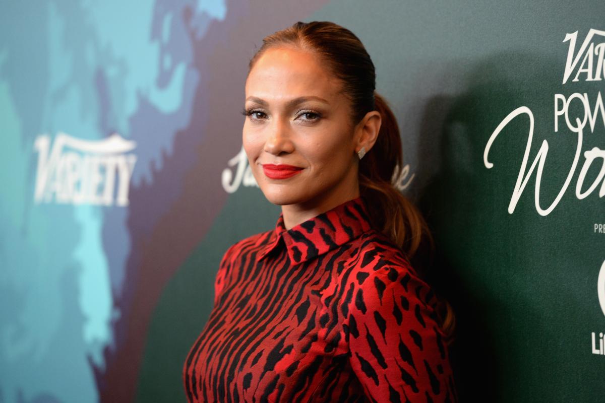 Sin ropa interior, Jennifer Lopez luce espectacular en la campaña de su colección de zapatos - La Opinión