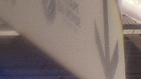 En la imagen aparece un afiche de "Assassins Creed Unity".