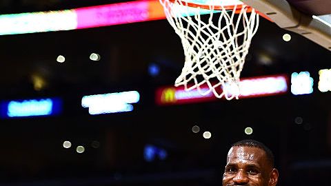 LeBron James cuando jugaba para Cleveland Cavaliers y Kobe Bryant con los Lakers.