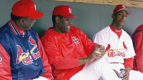 Bob Gibson rodeado por Lou Brock (izq.) y Willie McGee.