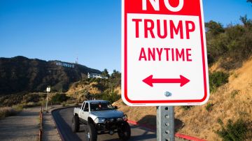 Reaparece el letrero de "Trump" imitando el estilo del popular aviso de Hollywood.