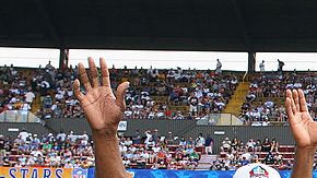 Fred Dean (Izquierda) cuando fue inducido al Salón de la Fama en 2008.