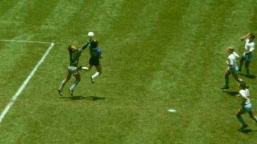 El gol con la mano que Maradona le anotó a Inglaterra en el mundial de México 1986.
