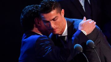 Cristiano Ronaldo abrazando a Maradona en los FIFA Awards de 2017.