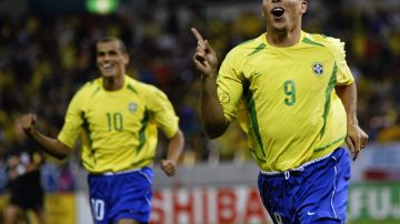 Ronaldo celebrando un gol con Brasil.