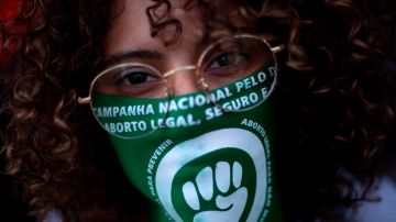Activista a favor del aborto en Brasil.