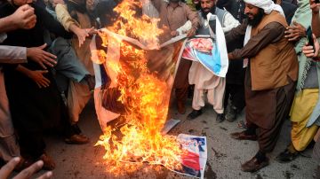Banderas francesas y retratos y dibujos de Macron han sido quemados en protestas a lo largo del mundo islámico.