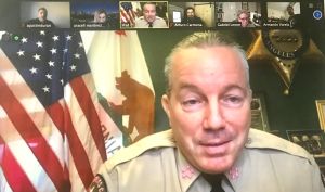 Sheriff de L.A. asegura que cumple promesas, pese a reducción de presupuesto