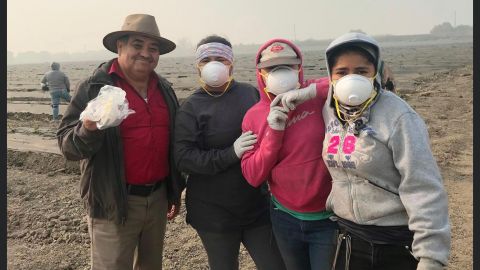 Luis Magaña (izq.) apoyando con mascarilas para la seguridad de los trabajadores del campo.