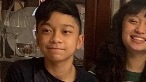 El salvadoreño Miguel Cristales junto a sus tres nietos.