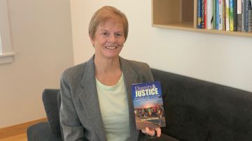 La abogada probono Linda Dakin-Grimm escribe un libro sobre los niños no acompañados. (Cortesía Linda Dakin-Grimm)