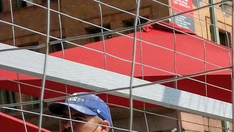 Niños voluntarios permanecieron un momento dentro de una jaula. (Suministrada)