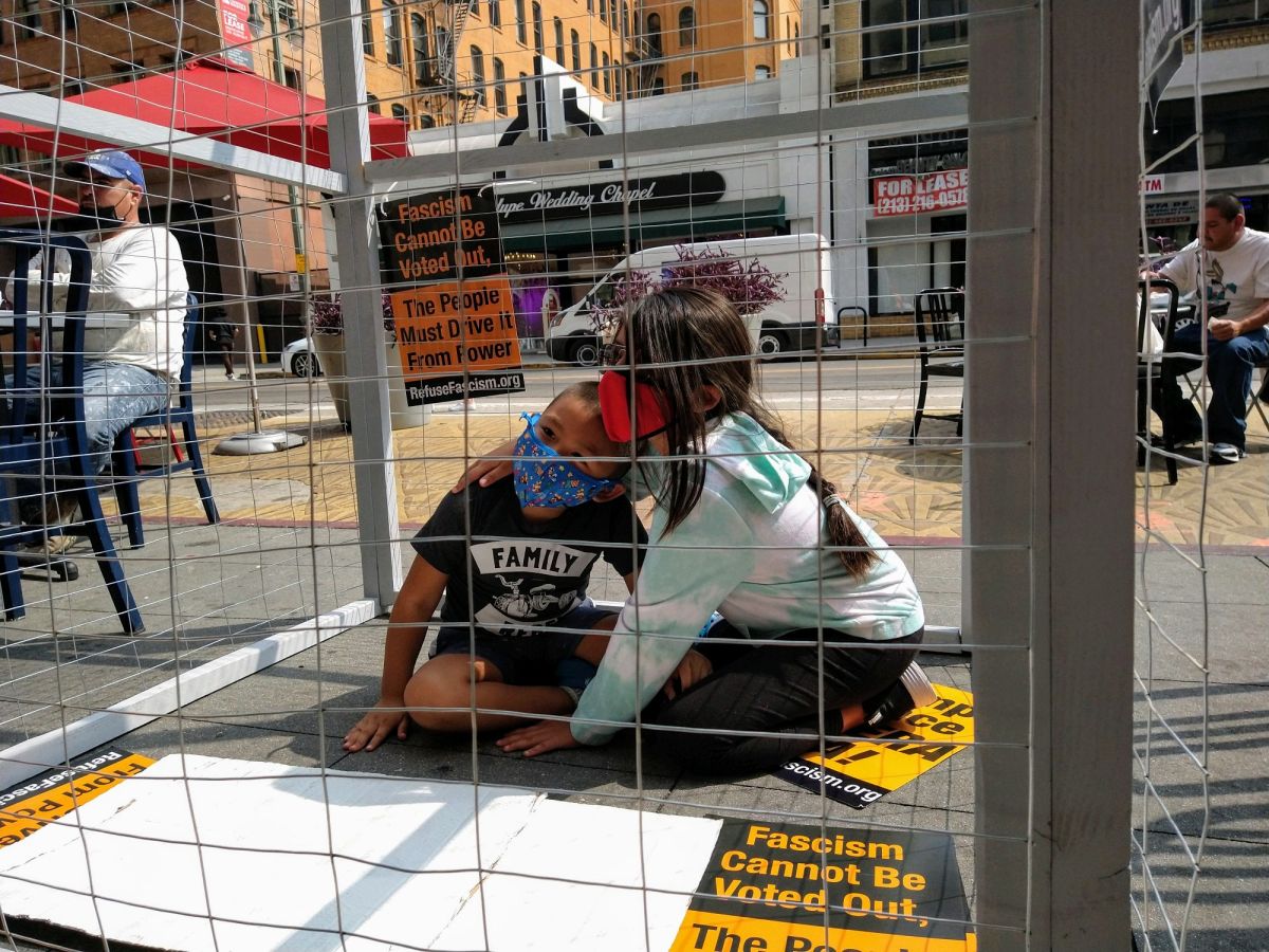 Niños voluntarios permanecieron un momento dentro de una jaula. (Suministrada)