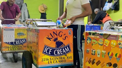 Adan Reyes (der.), dueño de King's Ice Cream, renta carritos de helados y paletas. (Suministrada)