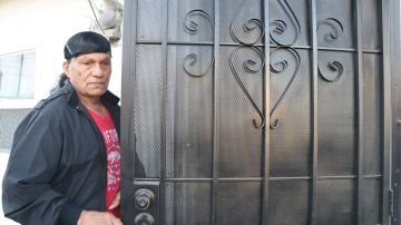 Anselmo De Híjar, a la entrada de su apartamento.