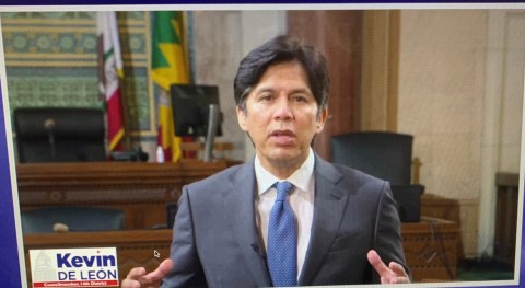 Kevin De León ofrece disculpas públicas. (Araceli Martínez/La Opinión).