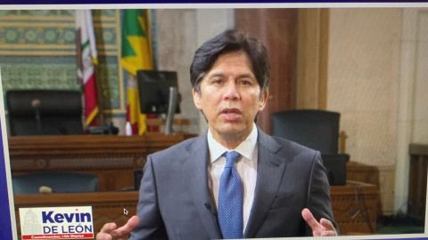 Kevin De León ofrece disculpas públicas. (Araceli Martínez/La Opinión).