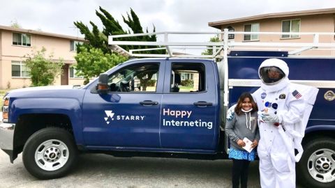 El astronauta Starry llegó al complejo habitacional Mar Vista Gardens para promover el servicio de Internet. (Starry Internet)