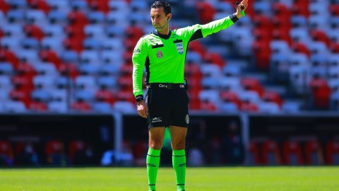 El árbitro César Arturo Ramos.