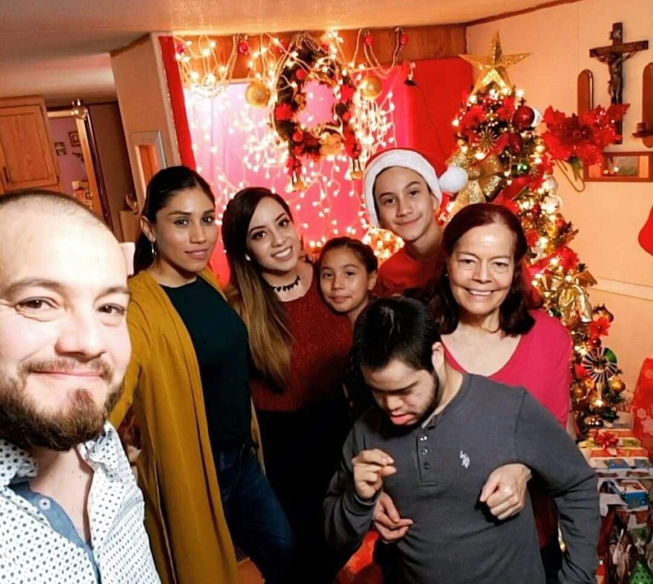 Navidad en familia; al frente, Irvin Avelar, el primero en emigrar