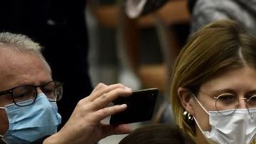 El Papa Francisco sin seguir las medidas sanitarias.