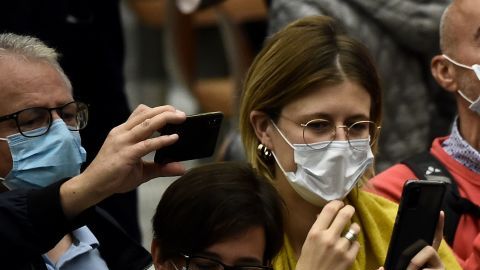 El Papa Francisco sin seguir las medidas sanitarias.