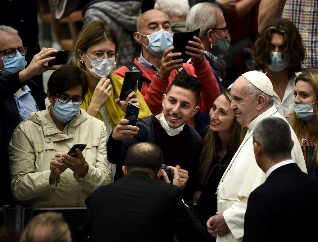 El Papa Francisco sin seguir las medidas sanitarias.