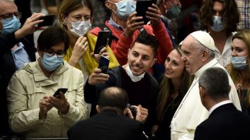 El Papa Francisco sin seguir las medidas sanitarias.