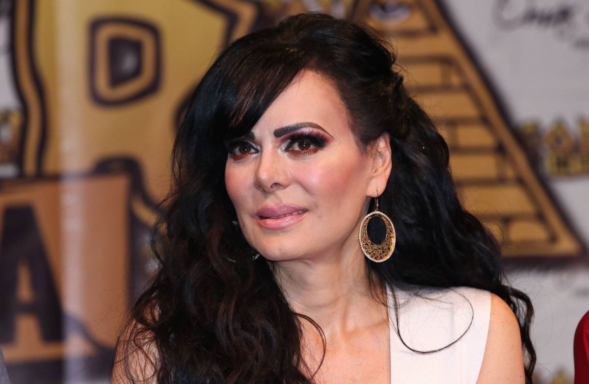 Maribel Guardia poses from the garden of his house with adjusted joint deportivo rosado