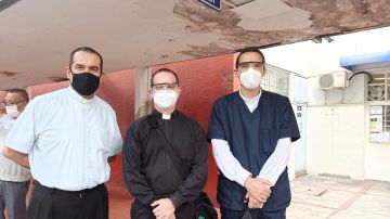 Roberto Funes (de blanco) y otros dos sacerdotes en el Hospital General de México