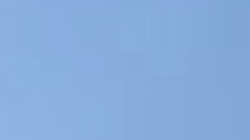 El enorme tanquero CH-47 Chinook realiza una demostración en su lanzamiento.