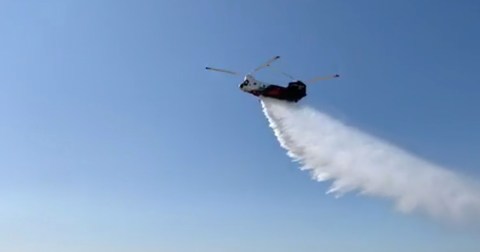 El enorme tanquero CH-47 Chinook realiza una demostración en su lanzamiento.