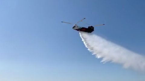El enorme tanquero CH-47 Chinook realiza una demostración en su lanzamiento.