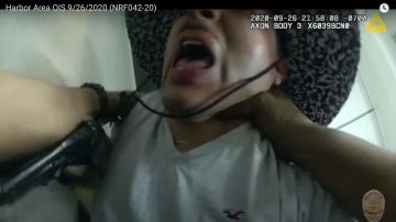 Un video de la cámara corporal del agente muestra la pelea entre ambos.