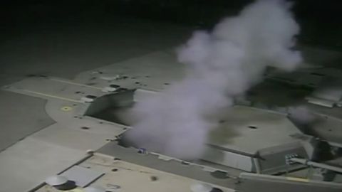 La plataforma de lanzamiento a pocos segundos de disparar el misil en la base Vandenberg Air Force Base.