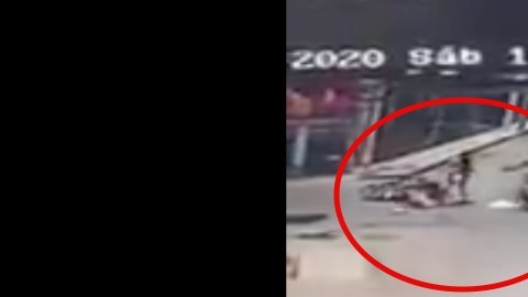 VIDEO: Sicario mata a joven frente a esposa y bebé; por los disparos los 3 cayeron de motoneta